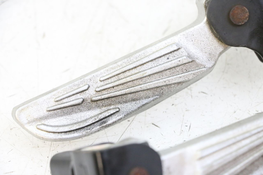 photo de SET ACHTERSTE VOETSTEUNEN SYM FIDDLE 3 III 50 (2014 - 2020) - Zoom op gebruiksstaat