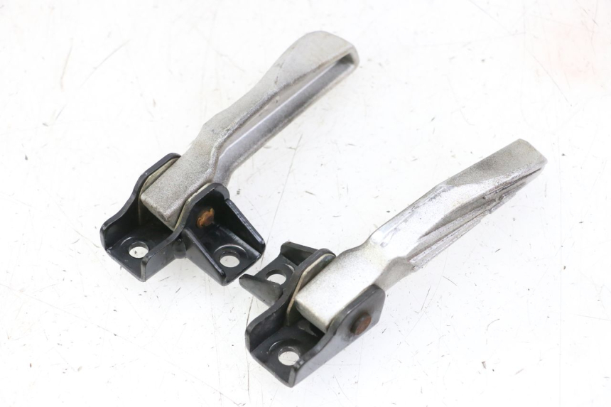 photo de SET ACHTERSTE VOETSTEUNEN SYM FIDDLE 3 III 50 (2014 - 2020) - Gecontroleerd onderdeel