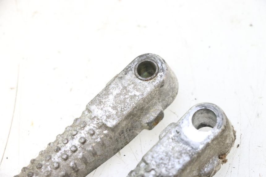 photo de SET ACHTERSTE VOETSTEUNEN PEUGEOT TREKKER 50 (1995 - 2004) - Zoom op gebruiksstaat