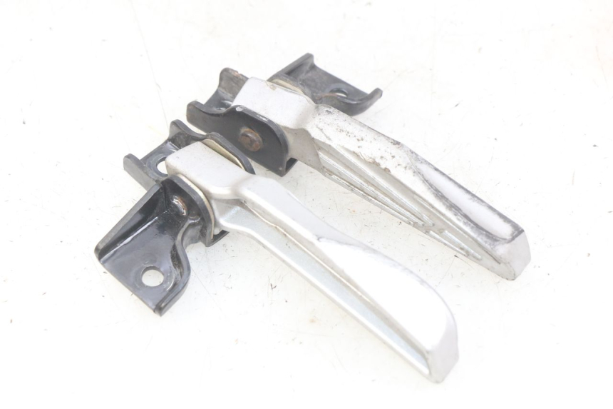 photo de SET ACHTERSTE VOETSTEUNEN PEUGEOT TWEET 125 (2018 - 2021) - Andere kijkhoek