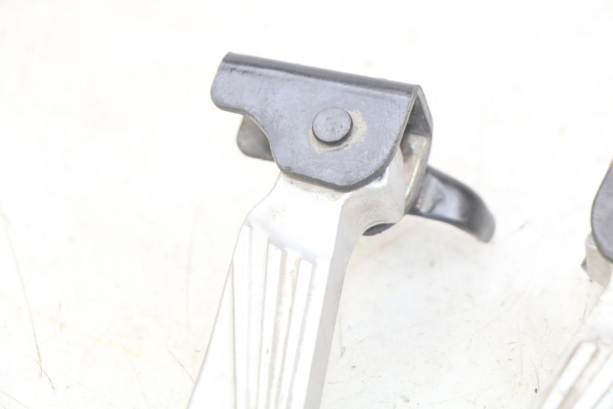 photo de SET ACHTERSTE VOETSTEUNEN PEUGEOT TWEET 125 (2018 - 2021) - Staat van het oppervlak