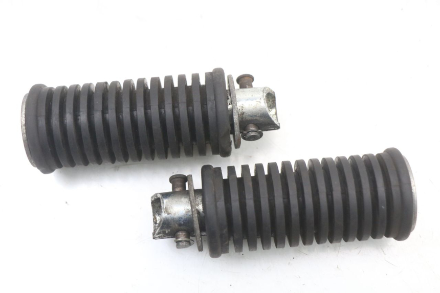 photo de SET ACHTERSTE VOETSTEUNEN SUZUKI VL INTRUDER 125 (2004 - 2007) - Detail van het onderdeel