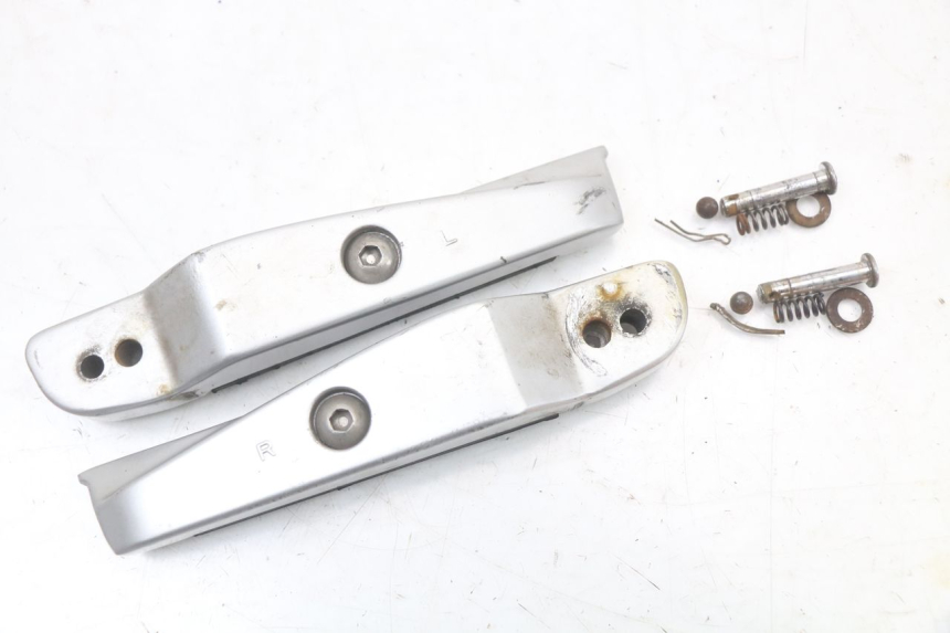 photo de SET ACHTERSTE VOETSTEUNEN KYMCO XCITING 250 (2006 - 2009) - Detail van het onderdeel