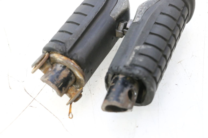 photo de PAAR ACHTERSTE VOETSTEUNEN HONDA XRV AFRICA TWIN 750 (1990 - 1992) - Zoom op gebruiksstaat