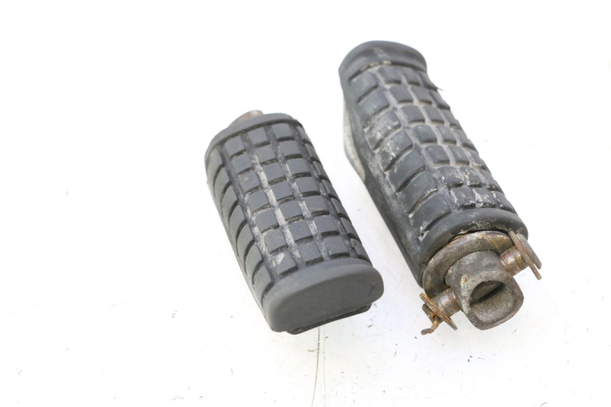 photo de PAAR ACHTERSTE VOETSTEUNEN HONDA XRV AFRICA TWIN 750 (1990 - 1992) - Staat van het oppervlak