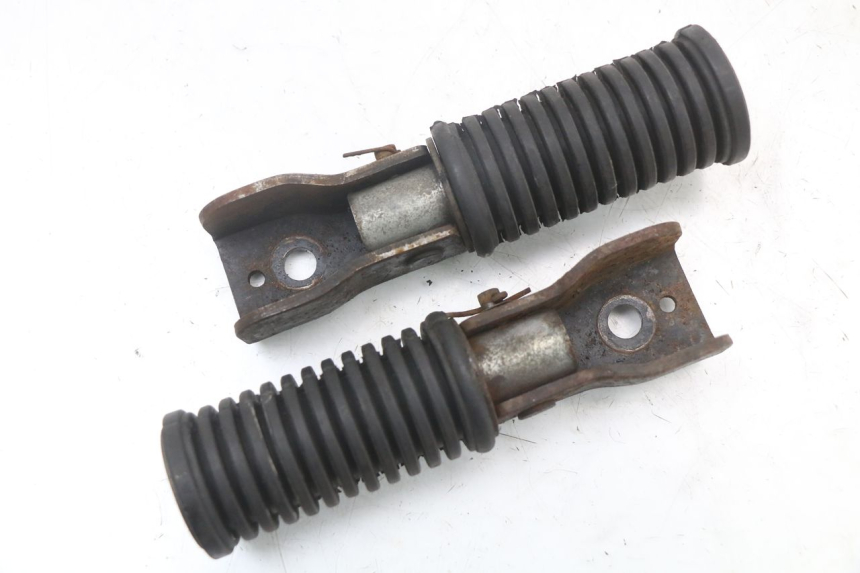 photo de SET ACHTERSTE VOETSTEUNEN SYM XS 125 (2007 - 2016) - Detail van het onderdeel