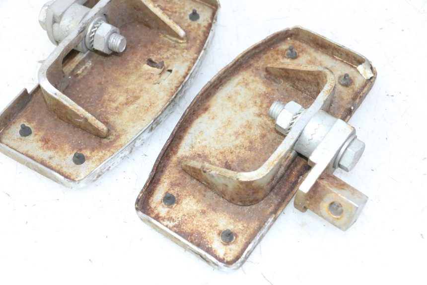 photo de SET VOETSTEUNEN VOORZIJDE HYOSUNG GV AQUILA 125 (2000 - 2009) - Technische close-up