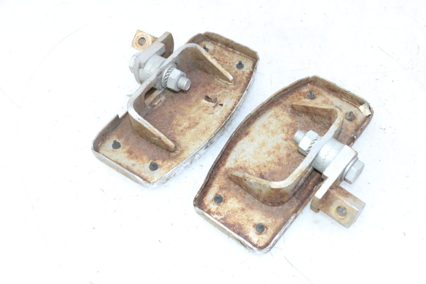 photo de SET VOETSTEUNEN VOORZIJDE HYOSUNG GV AQUILA 125 (2000 - 2009) - Bevestigingspunten