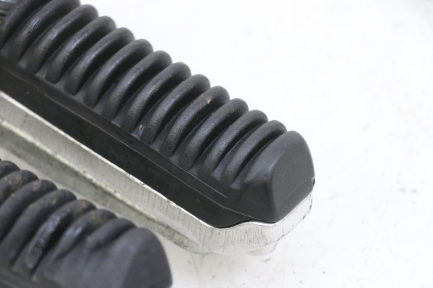 photo de SET VOETSTEUNEN VOORZIJDE SUZUKI GSF N BANDIT 600 (1996 - 1999) - Bevestigingspunten