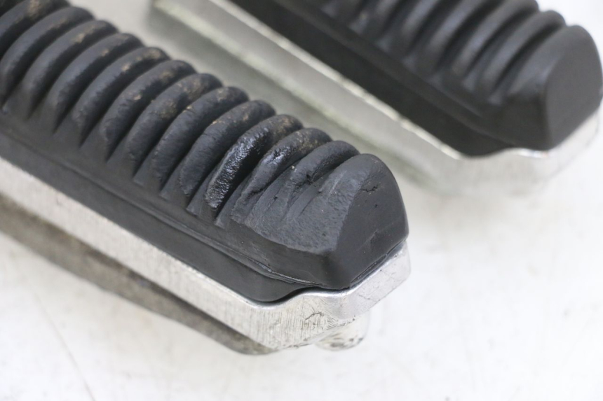 photo de SET VOETSTEUNEN VOORZIJDE SUZUKI GSF N BANDIT 600 (1996 - 1999) - Staat van het oppervlak