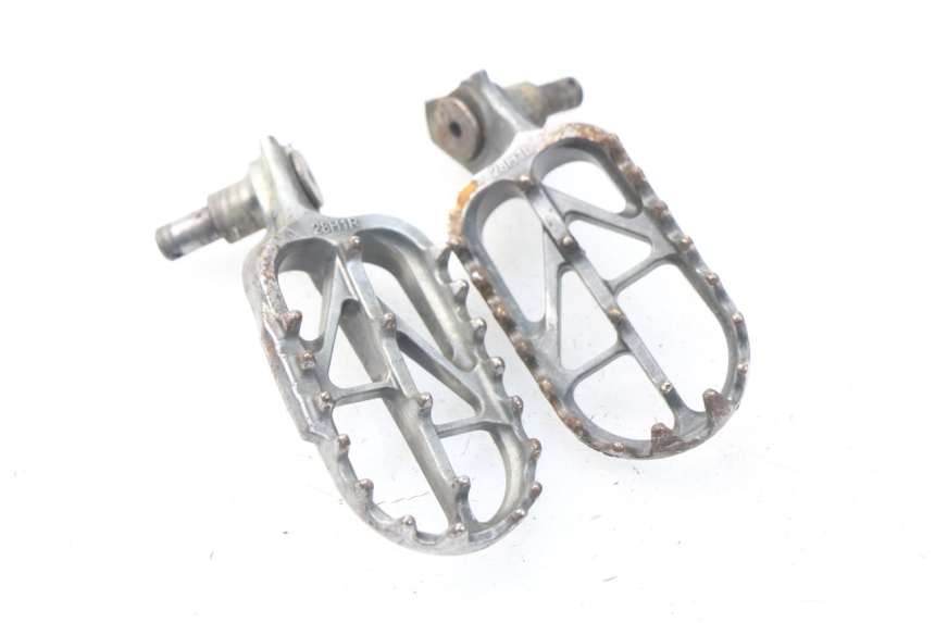 photo de SET VOETSTEUNEN VOORZIJDE SUZUKI RMZ RM-Z 450 (2008 - 2011) - Detail van het onderdeel