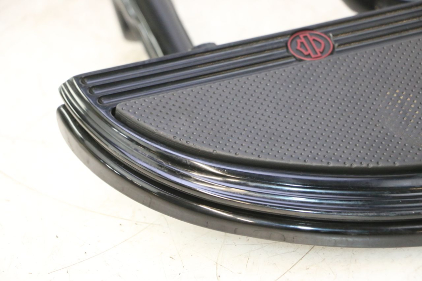 photo de PAAR VOORSTE VOETSTEUNEN HARLEY DAVIDSON ROAD GLIDE FLTRXSE 1920 (2018 - 2022) - Focus op structuur