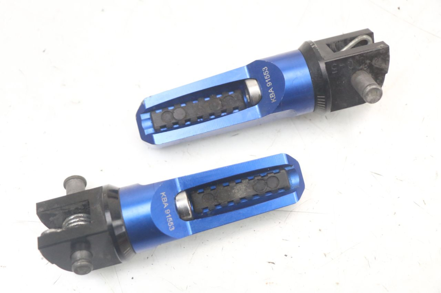 photo de SET VOETSTEUNEN VOORZIJDE SUZUKI GSR 750 (2011 - 2017) - Technische close-up