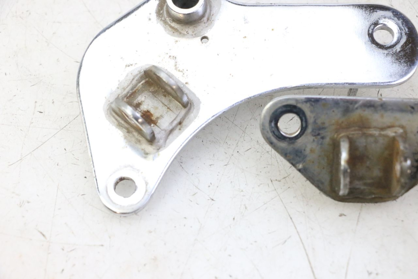 photo de SET VOETSTEUNPLAAT VOORZIJDE HYOSUNG GV AQUILA 125 (2000 - 2009) - Bevestigingspunten