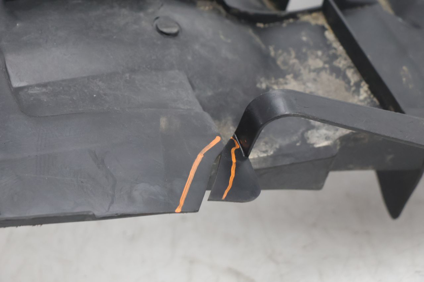 photo de ACHTERWIELBEUGEL MBK BOOSTER SPIRIT 50 (1999 - 2003) - Detail van het onderdeel