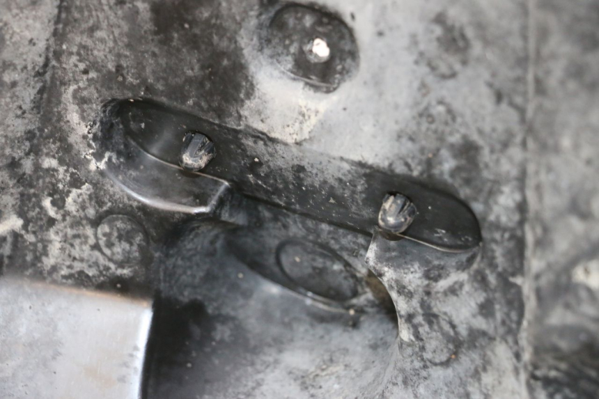 photo de ACHTERWIELBEUGEL PEUGEOT KISBEE 2T 50 (2010 - 2017) - Detail van het onderdeel