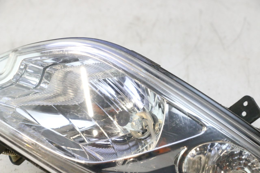 photo de RECHTS VOORKOPLAMP PEUGEOT CITYSTAR 2T 50 (2018 - 2021) - Bevestigingspunten