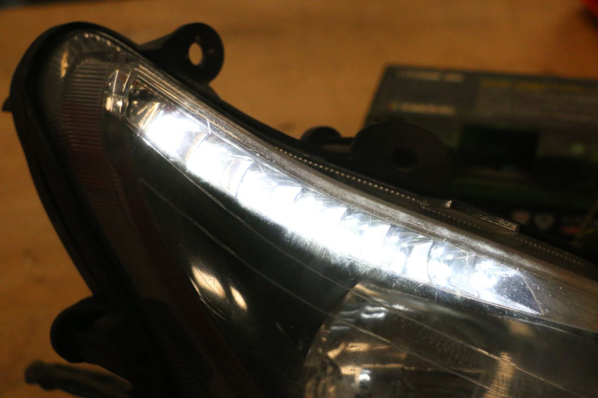 photo de RECHTS VOORKOPLAMP SYM GTS EVO 125 (2009 - 2013) - Detail van het onderdeel