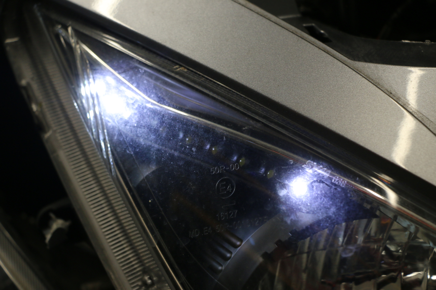 photo de RECHTS VOORKOPLAMP SYM JOYMAX 125 (2010 - 2017) - Zoom op gebruiksstaat