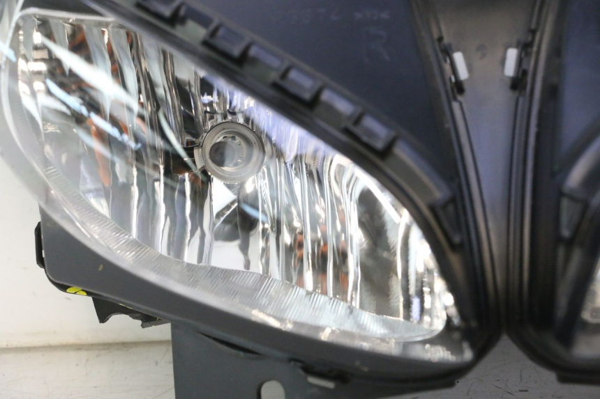 photo de VOORKOPLAMP YAMAHA FZ8 800 (2010 - 2016) - Zoom op gebruiksstaat