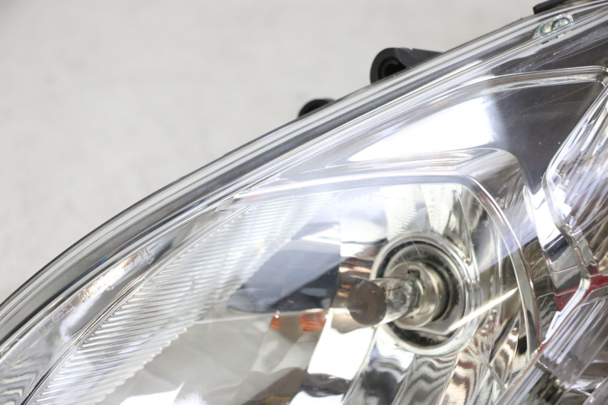 photo de LINKER VOORKOPLAMP PEUGEOT SATELIS 125 (2013 - 2018) - Kenmerkende details