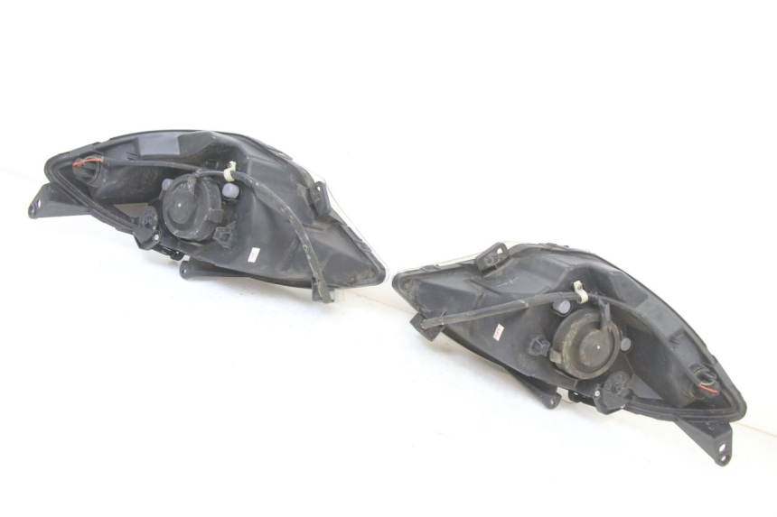 photo de KOPLAMP VOORZIJDE PEUGEOT SATELIS 125 (2013 - 2018) - Bevestigingspunten