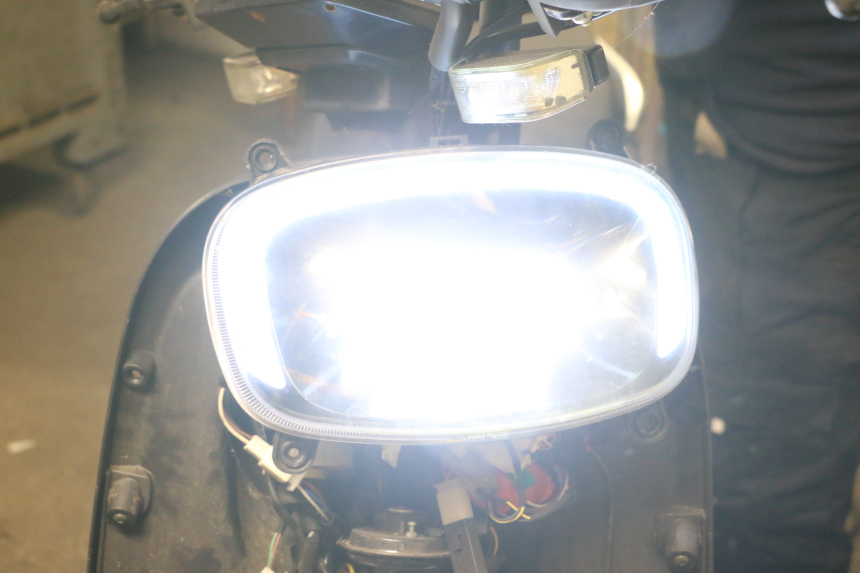 photo de VOORKOPLAMP BAIKU SAKURA 1 (2021 - 2025) - Zoom op gebruiksstaat