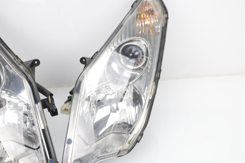 photo de VOORKOPLAMP PEUGEOT SATELIS COMPRESSOR K15 125 (2006 - 2009) - Detailaanzicht