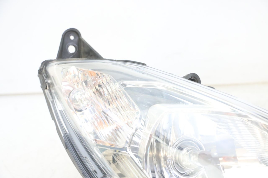photo de KOPLAMP VOORZIJDE PEUGEOT SATELIS 125 (2013 - 2018) - Kenmerkende details