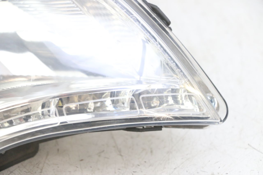 photo de KOPLAMP VOORZIJDE PEUGEOT SATELIS 125 (2013 - 2018) - Detailaanzicht
