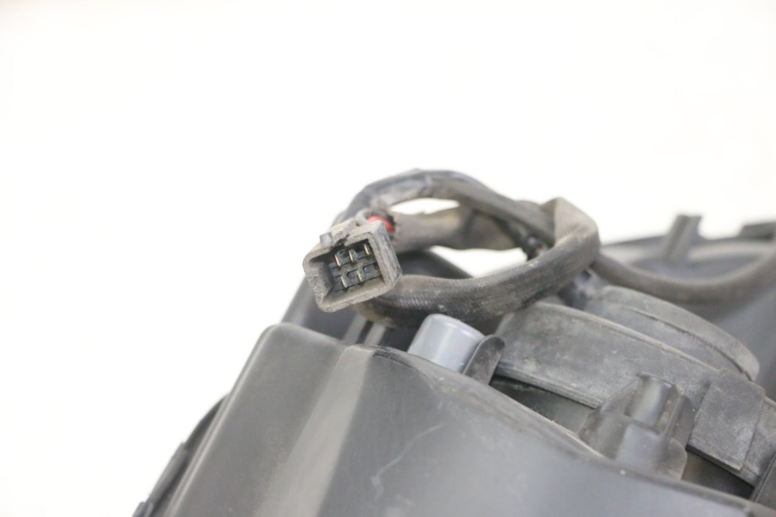 photo de KOPLAMP VOORZIJDE PEUGEOT SATELIS 125 (2013 - 2018) - Focus op structuur