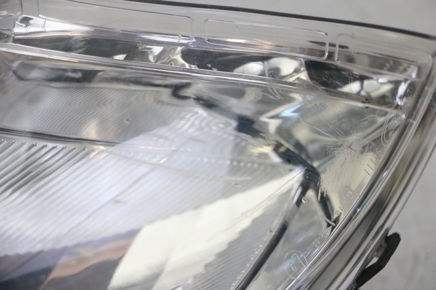 photo de KOPLAMP VOORZIJDE PEUGEOT SATELIS 125 (2013 - 2018) - Zoom op gebruiksstaat