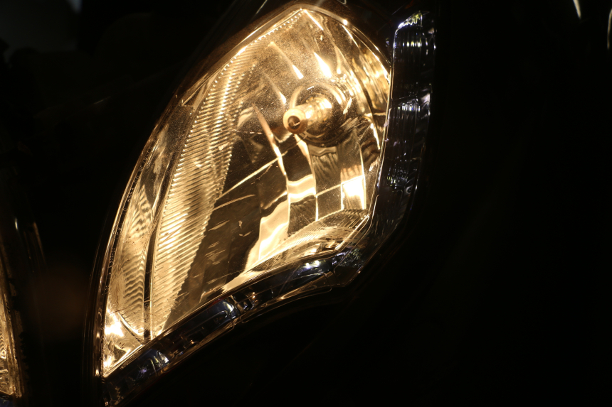 photo de KOPLAMP VOORZIJDE PEUGEOT SATELIS 125 (2013 - 2018) - Kenmerkende details