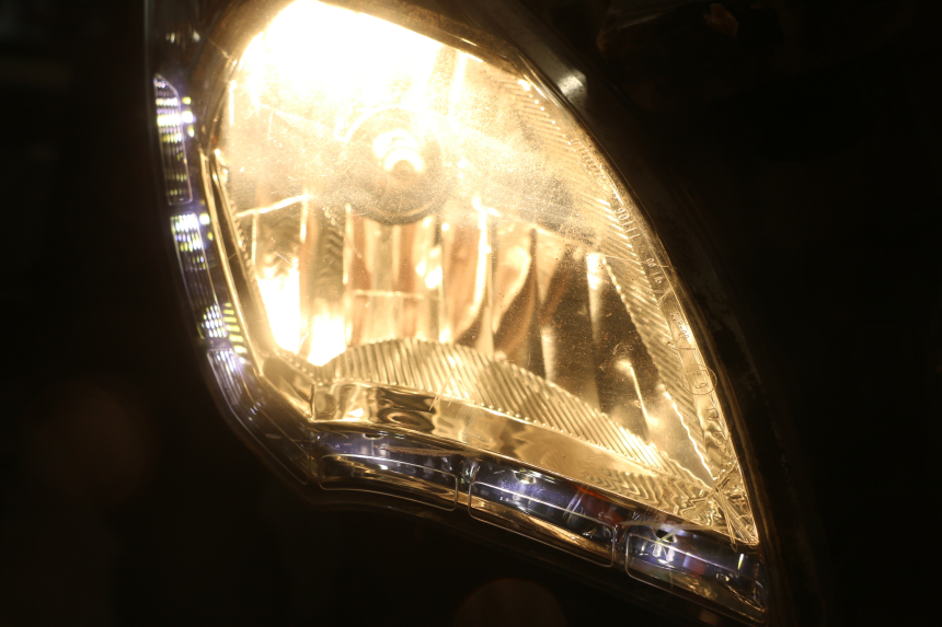 photo de KOPLAMP VOORZIJDE PEUGEOT SATELIS 125 (2013 - 2018) - Zoom op componenten