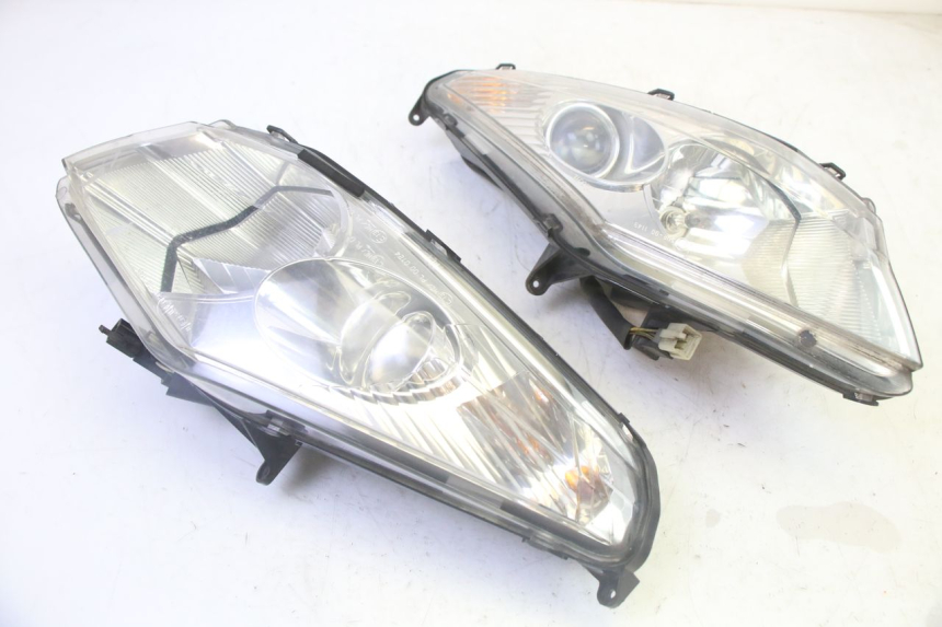 photo de VOORKOPLAMP PEUGEOT SATELIS 125 (2006 - 2009) - Bevestigingspunten