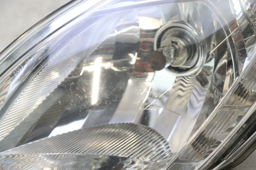 photo de KOPLAMP VOORZIJDE PEUGEOT SATELIS 125 (2013 - 2018) - Kenmerkende details