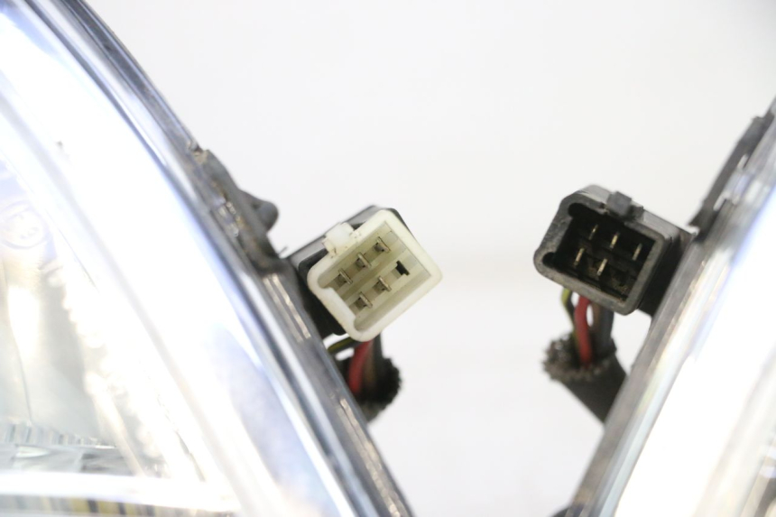 photo de KOPLAMP VOORZIJDE PEUGEOT SATELIS 125 (2013 - 2018) - Alternatieve hoek