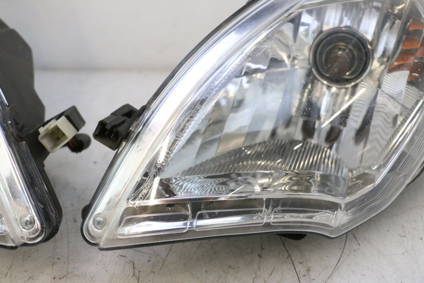 photo de KOPLAMP VOORZIJDE PEUGEOT SATELIS 125 (2013 - 2018) - Profielaanzicht