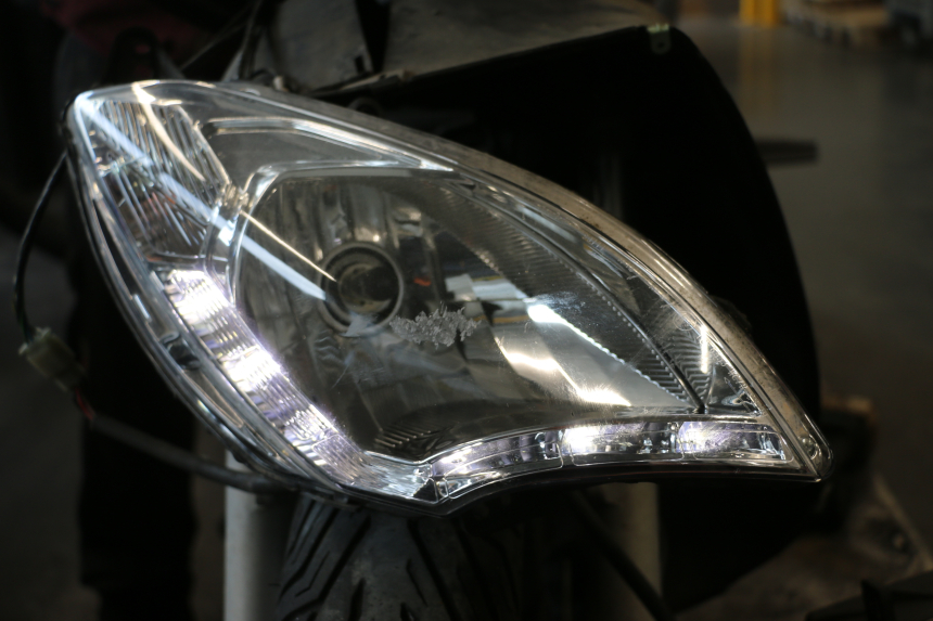 photo de KOPLAMP VOORZIJDE PEUGEOT SATELIS 125 (2013 - 2018) - Zoom op gebruiksstaat