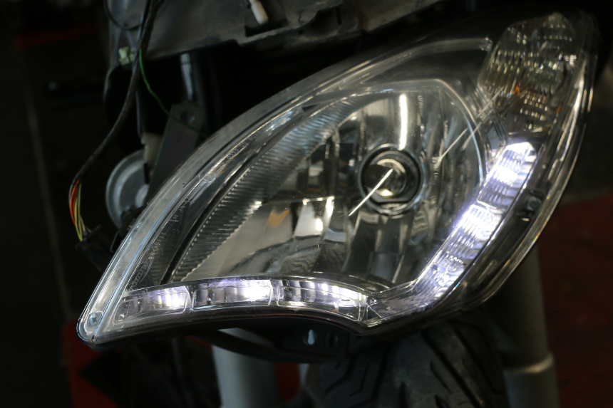 photo de KOPLAMP VOORZIJDE PEUGEOT SATELIS 125 (2013 - 2018) - Technische close-up