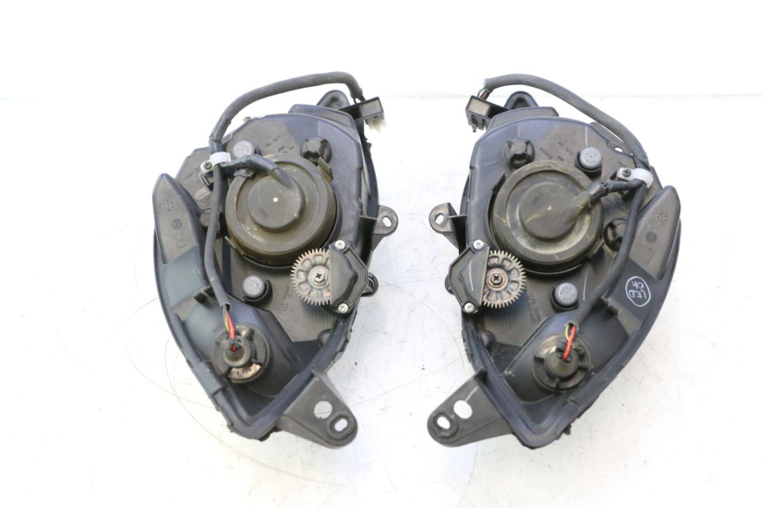 photo de KOPLAMP VOORZIJDE PEUGEOT SATELIS 125 (2013 - 2018) - Bevestigingspunten
