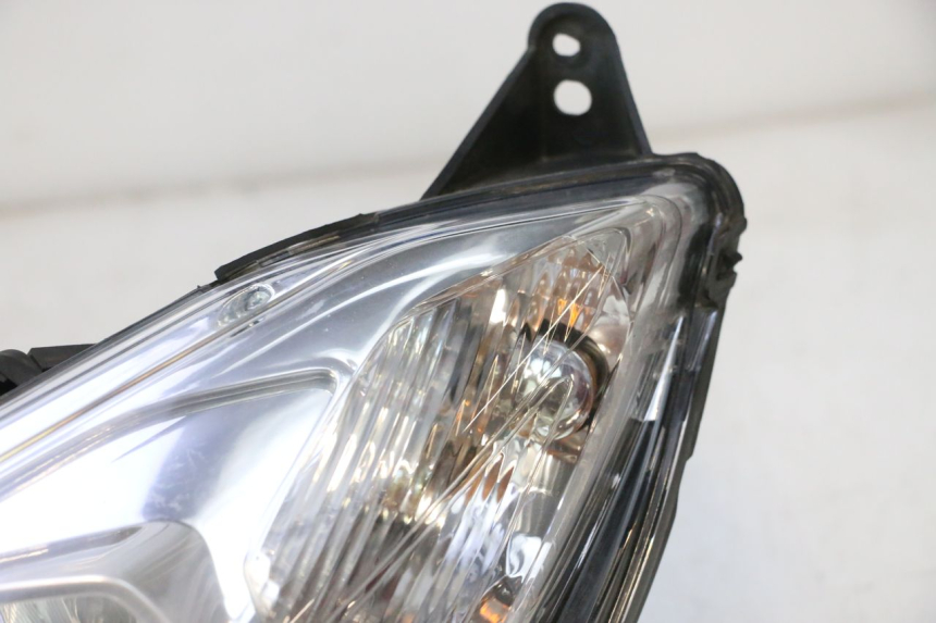 photo de KOPLAMP VOORZIJDE PEUGEOT SATELIS 125 (2013 - 2018) - Markeringen en referenties