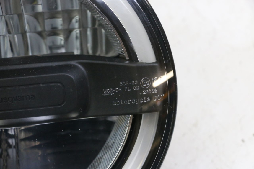 photo de VOORLICHT HUSQVARNA SVARTPILEN 401 (2018 - 2023) - Bevestigingspunten