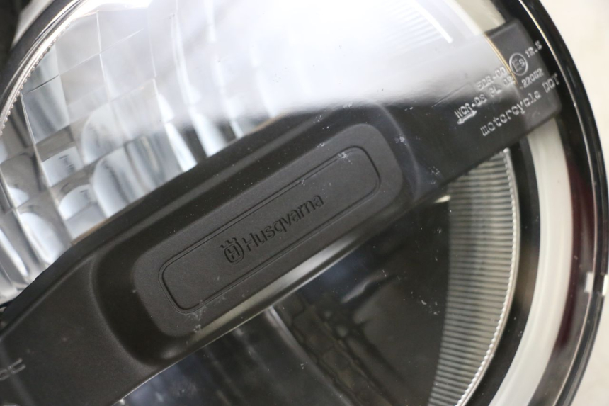 photo de VOORLICHT HUSQVARNA SVARTPILEN 401 (2018 - 2023) - Staat van het oppervlak