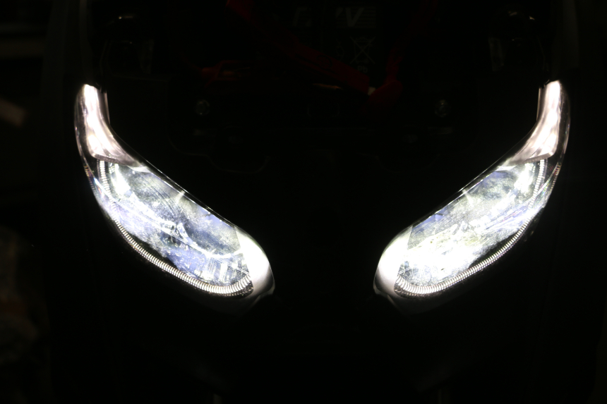 photo de VOORKOPLAMP YAMAHA XMAX X-MAX 125 (2021 - 2025) - Markeringen en referenties