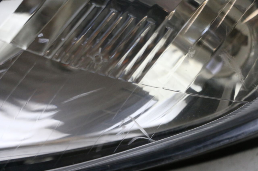 photo de VOORKOPLAMP YAMAHA YP MAJESTY 125 (2002 - 2006) - Bevestigingspunten