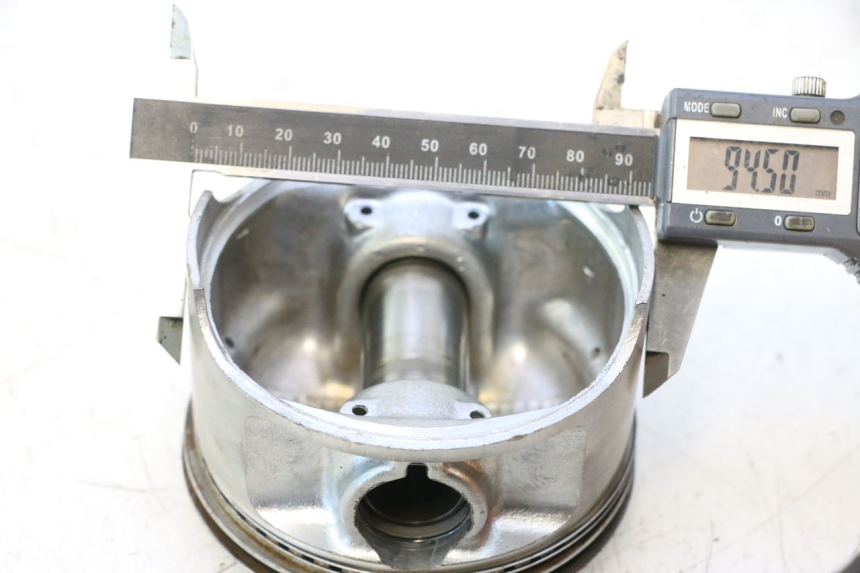photo de PISTON SUZUKI DR S 600 (1985 - 1989) - Detail van het onderdeel