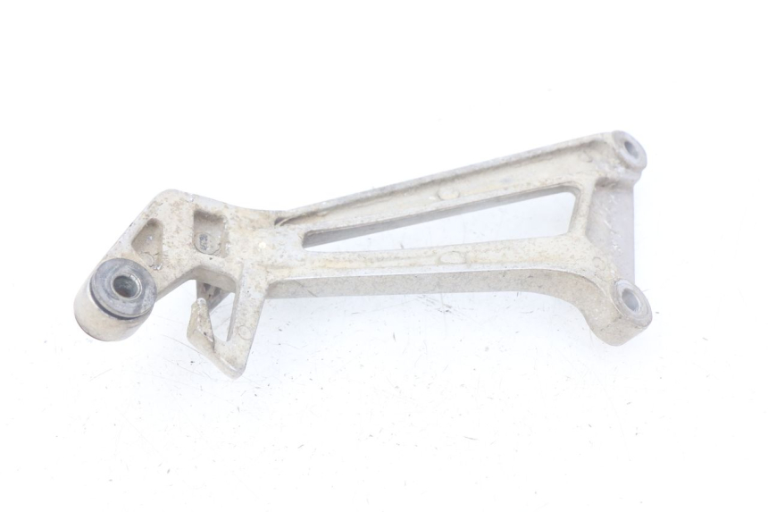 photo de PLAAT VOETSTEUN ACHTER RECHTS HONDA CBR R 125 (2003 - 2006) - Detail van het onderdeel