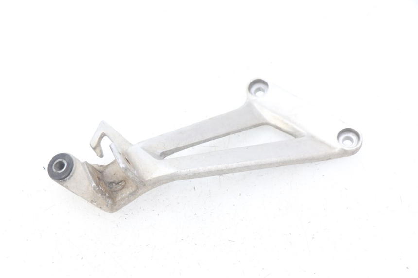 photo de PLAAT VOETSTEUN ACHTER RECHTS HONDA CBR R 125 (2003 - 2006) - Technische close-up