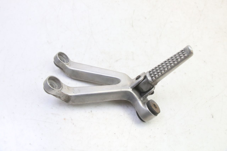 photo de PLAAT VOETSTEUN ACHTER RECHTS HONDA CBR RR FIREBLADE 900 (1992 - 1994) - Hoofdaanzicht